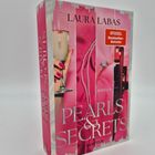 Buchcover mit Text: "Laura Labas", "SPIEGEL Bestseller-Autorin", "PEARLS & SECRETS", "Roman", "everlove". Rosa, glitzerndes Design.