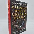 "Die Welt unter unseren Füßen" von Frank Ashwood. Illustrierte Wurzeln, Insekten und ein Maulwurf zieren den Umschlag.
