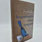 "Ingrid Kloser. Regentropfen fallen langsam. Roman. Ein blauer Vogel auf einer Tasse und eine rote Beere daneben."