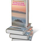 Ein Stapel Bücher von Ginevra Lamberti: "Das Wasser wiegt schwerer als die Zeit". Cover zeigt neblige Landschaft.