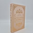 Buchcover mit goldener Verzierung, Titel: "Falling Slowly", Autor: Isabel Kritzer, Genre: Roman, Verlag: Everlove.