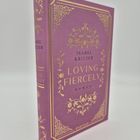 "Loving Fiercely" von Isabel Kritzer, Roman. Lila Buch mit goldenen Verzierungen und floralen Mustern.
