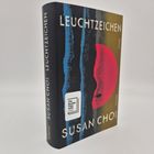Buch mit Titel "LEUCHTZEICHEN" von Susan Choi, nominiert für den Booker Prize 2025. Cover: Abstraktes Kunstwerk mit rotem Kreis.