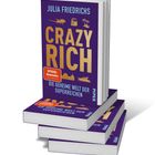 Der Text beginnt mit "Julia Friedrichs" und "CRAZY RICH". Unten steht "Die geheime Welt der Superreichen". Ein Buchstapel.