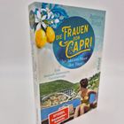„Die Frauen von Capri: Im blauen Meer der Tage“ von Antonia Riepp. Illustration einer Frau auf einem Boot vor Küstenlandschaft.