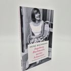 Auf dem Buchcover steht: "Heinz Bachmann - Ingeborg Bachmann, meine Schwester - Erinnerungen und Bilder." Eine Frau sitzt lächelnd auf einem Stuhl.