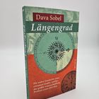 Titel: "Längengrad" von Dava Sobel. Darunter ein Kompassmotiv in Grün und Rot mit dekorativem Design.