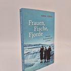 "Frauen, Fische, Fjorde" von Anne Siegel. Cover: Drei Frauen stehen vor einer winterlichen, eisigen Küstenlandschaft.