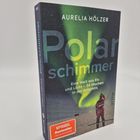Buchtitel „Polar Schimmer“ von Aurelia Hölzer; Text: „Eine Welt aus Eis und Licht – 54 Wochen in der Antarktis“; SPIEGEL Bestseller-Aufkleber.