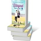 "Staged: Play it Off!" Roman. Trisha Brown, Karla Eklund. Illustration: Ein Paar am Fußballfeldrand. Bücherstapel.