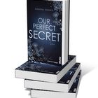 "OUR PERFECT SECRET," Roman von Marina Maass, mit blumigem Design in Blau- und Silbertönen, gestapelte Bücher.