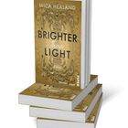 Text: "Mica Healand, Brighter than Light". Stapel von Büchern mit kunstvoll verziertem goldenen Cover.