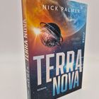 "TERRA NOVA" in großen Buchstaben, "NICK PALMER" darüber. Sci-Fi-Illustration mit einem Planeten und einer futuristischen Struktur.