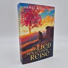 Buchtitel: "Das Lied der letzten Reise" von James A. Sullivan. Illustration: Baum in leuchtenden Farben, Person und Wagen im Sonnenuntergang.