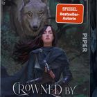 Roman "Crowned by Shadows" von Liane Mars. Frau in dunklem Gewand hält Dolch, großer Wolf im Hintergrund.