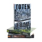 Buch "Totenfrau" von Bernhard Aichner auf einem Stapel aus Büchern der gleichen Serie. Cover zeigt verschneiten Wald.