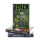 Buchtitel: "Totenfrau". Name: Bernhard Aichner. Text: "Thriller". Drei Bücher gestapelt, Wald mit Straße darauf.