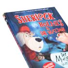 Text: "Sherlock Holmes & Dr. Watson" und "Der Monsterfall". Illustration zeigt einen Hund in Detektivkleidung und ein Schwein.