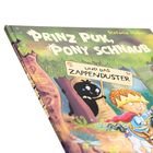 Buchtitel: "Prinz Puk, Pony Schnaub und das Zappenduster". Illustration mit Prinz und schwarzer Figur im Wald.