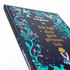 Buchtitel "Ich hab dich ganz genauso lieb". Dunkler Hintergrund, bunte Bäume, Vögel und Sterne als Illustrationen.