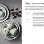 Mint-Chocolate-Chip-Eis Rezept. Zutaten: Reismilch, Distelöl, Agavensirup, Zucker, Schokolade. Textur: Grünes Eis, Schokostücke.