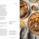 "Simple Steak", Zubereitungshinweise, Serviervorschläge und Zutatenliste. Gericht mit Steak und Pommes, Getränke daneben.