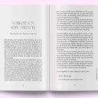 Vorwort von John Strelecky. Übersetzt von Bettina Lemke. Ein einleitender Text über persönliche Geschichten und Wachstum. Seiten 10-11.