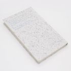 Text: „Mal taus ich: sein Erscheinungs- bild irritiert Sie, einen ohne...“  
Grauweißes Buch mit gesprenkeltem Muster.