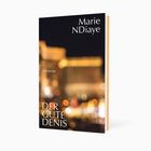 "Marie NDiaye, DER GUTE DENIS, Suhrkamp", unscharfes nächtliches Stadtbild, verschwommene Lichter im Hintergrund.