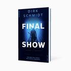 "Dirk Schmidt: FINAL SHOW. Für wen fällt bald der letzte Vorhang? Thriller." Eine Figur steht mit Gitarre auf einer Treppe.