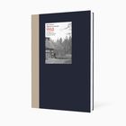 Auf einem Buchcover steht: "Alice Schmidt, Tagebuch aus dem Jahr 1950". Schwarz-Weiß-Bild eines Fachwerkhauses und Waldes.