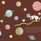 Manchmal denke ich ans Weltall... Ein Astronaut fliegt zwischen Planeten, ein Kind sitzt auf einem Bett, umgeben von Sternen.