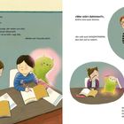 Zwei Kinder sitzen lächelnd an einem Tisch mit Schulbüchern. Eine grüne, leuchtende Figur ist bei ihnen. Eine strenge Lehrerin schaut über die Brille.