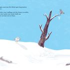 Text über Fliegen lernen mit Tipps. Schneelandschaft, Eule im Schnee, baumstamm mit kleinem Elch, blauer Himmel.