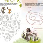 Links oben: "Der kleine Siebenschläfer und die Haselmaus spielen...". 

Rechts oben: "Die Siebenschläfermama hat sich sehr gefreut...".

Links: Illustration mit Tieren und Blumen. Rechts: Pfad zu einem Kuchen.