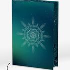 „Ohne Schutzumschlag“, Buch mit geometrischem Mandala in Weiß vor grünlich-blauem Hintergrund.