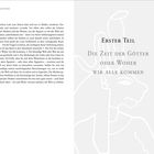 Text: "Erster Teil: Die Zeit der Götter oder Woher wir alle kommen". Links Fließtext, Hintergrund skizzenhaftes Fabelwesen.