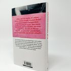 Ein Buchrücken, oben pink mit rotem Text über Abhängigkeiten und Wünschen. Unten weißer Text über den Romaninhalt.