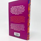 Zitat über Helene Bukowskis Roman. Text über eine junge Pianistin in der DDR. Lila Hintergrund, orangener Buchrücken.