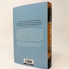 Text: »DIE KLEINE AURA UND DER SCHWACHE TROST, DAS IST ES, WAS UNS DIE ARCHIVE ZU BIETEN HABEN.« Iwan Heilbut. Buchrücken: Iwan Heilbut-Schriftzug. Vorderer Hintergrund in Blau.