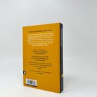 Gelber Hintergrund mit schwarzem Text: Eine Zusammenfassung des Romans, Zitate von Sarah Jessica Parker, Süddeutsche Zeitung, DIE ZEIT, Zadie Smith. Buchrücken mit Titel und Autor.
