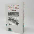 "UND PLÖTZLICH WAR ES DER SOMMER IHRES LEBENS" in bunten Buchstaben. Beschreibung über Flora, die Ruhe im Garten findet.