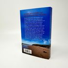 Ein Buchrücken mit dem Text: „Ein Mord unter Promis auf der malerischen Insel Falster“. Darunter ein Strandfoto.