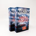 Zwei Bücher "Minus 18 Grad" von Stefan Ahnhem, Kriminalroman, mit verschneiter Landschaft und roten Häusern auf dem Cover.