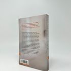 Links im Bild steht: „Zeit ihres Lebens ist ein grandioses Buch.“ Darunter folgt ein längerer Text über die Handlung des Buches.