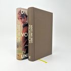 Zwei Bücher stehen nebeneinander: "Die Gesetze von Liebe und Logik". Eines hat einen Schutzumschlag mit Bild eines jungen Mannes.