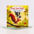 „Flieg, Lela, flieg! Für immer beste Freunde“ von Günther Jakobs. Ein Eichhörnchen und ein Vogel fliegen durch einen Wald.