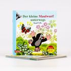 „Der kleine Maulwurf unterwegs“. Ein fröhlicher Maulwurf mit Rollschuhen in bunter Natur mit Blumen und Schmetterling.