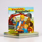 "Vorsicht, Baustelle!" steht in großen Buchstaben. Ein Bauarbeiter mit Helm hält einen Plan, Kinder schauen interessiert zu.