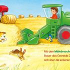 Mit dem Mähdrescher erntet der Bauer das Getreide. Illustration: Grüner Mähdrescher, roter Traktor, Hund im Feld.